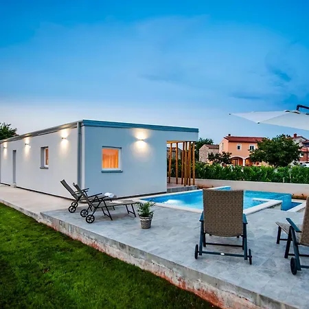 Tatil Evi Vollstaendig Freistehende Designervilla Mit Infinity Pool