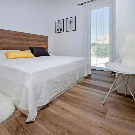 Tatil Evi Vollstaendig Freistehende Designervilla Mit Infinity Pool