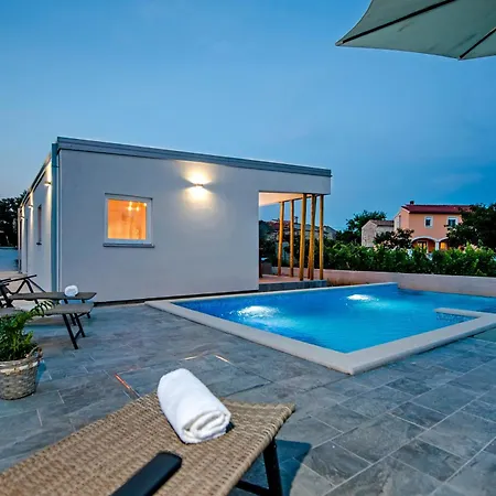 Vikendica Vollstaendig Freistehende Designervilla Mit Infinity Pool Marcana