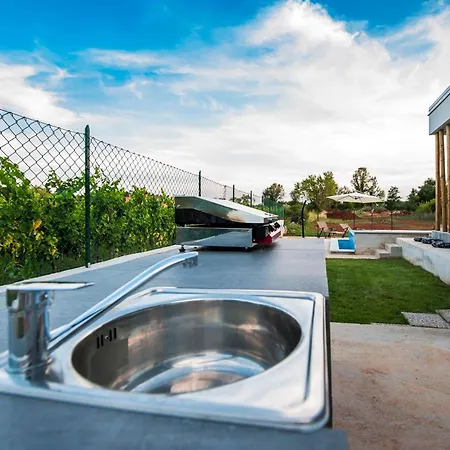 Vollstaendig Freistehende Designervilla Mit Infinity Pool Vikendica