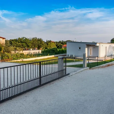 Tatil Evi Vollstaendig Freistehende Designervilla Mit Infinity Pool *