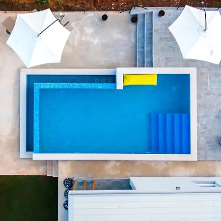 Vollstaendig Freistehende Designervilla Mit Infinity Pool Vikendica Marcana