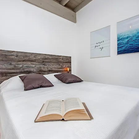 Vikendica Vollstaendig Freistehende Designervilla Mit Infinity Pool Marcana