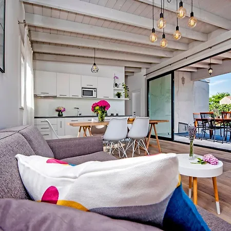 Vollstaendig Freistehende Designervilla Mit Infinity Pool Marcana