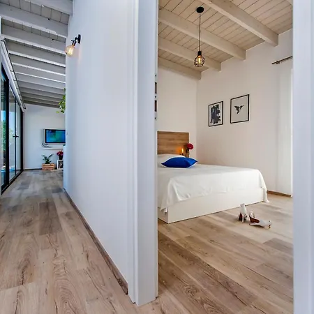 Vollstaendig Freistehende Designervilla Mit Infinity Pool * Marcana