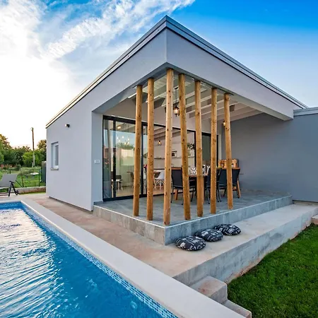 Vollstaendig Freistehende Designervilla Mit Infinity Pool