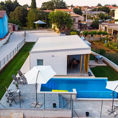 Vollstaendig Freistehende Designervilla Mit Infinity Pool Vikendica
