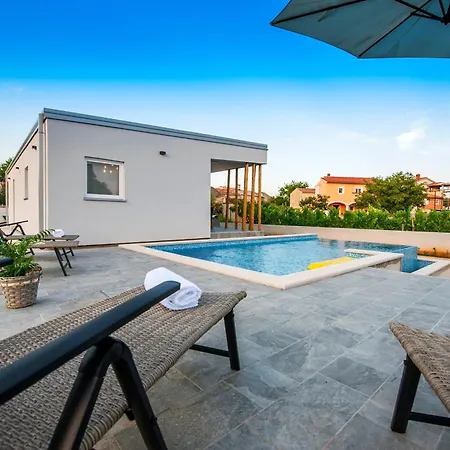 Vollstaendig Freistehende Designervilla Mit Infinity Pool Tatil Evi Marčana