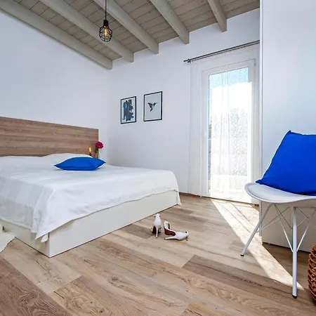 Vollstaendig Freistehende Designervilla Mit Infinity Pool Marčana