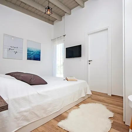Vollstaendig Freistehende Designervilla Mit Infinity Pool Tatil Evi