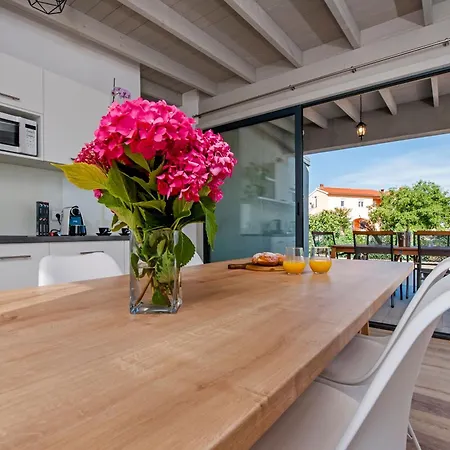 Vikendica Vollstaendig Freistehende Designervilla Mit Infinity Pool *