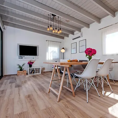 Vollstaendig Freistehende Designervilla Mit Infinity Pool Vikendica *