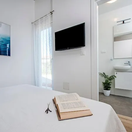 Holiday home Vollstaendig Freistehende Designervilla Mit Infinity Pool