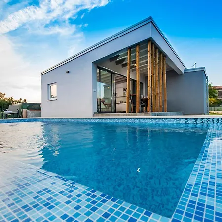 Vollstaendig Freistehende Designervilla Mit Infinity Pool *