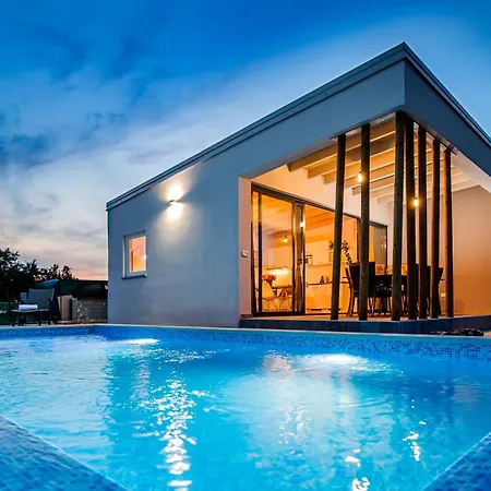 Vollstaendig Freistehende Designervilla Mit Infinity Pool