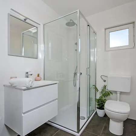 Vollstaendig Freistehende Designervilla Mit Infinity Pool *