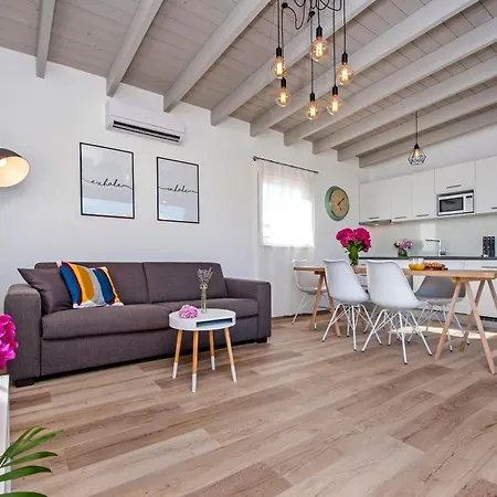 Vollstaendig Freistehende Designervilla Mit Infinity Pool 度假居 *